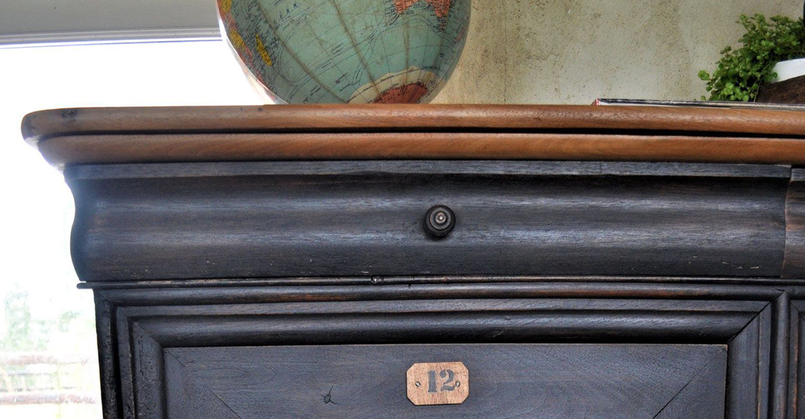 Plateau, baguette... la forme en S de la doucine offre une ligne douce et harmonieuse au mobilier. La doucine est caractéristique des meubles de style Louis-Philippe.